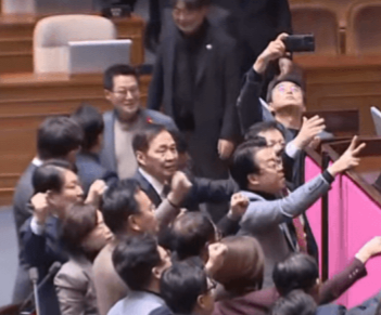 [잡담] 계엄 6번 겪은 할아버지 표정 | 인스티즈