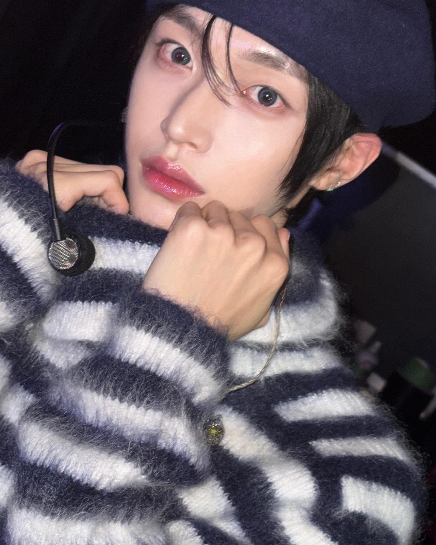 [잡담] 머리에 뭐만 얹었다 하면 ㄹㅈㄷ가 나오는 원빈이.... | 인스티즈