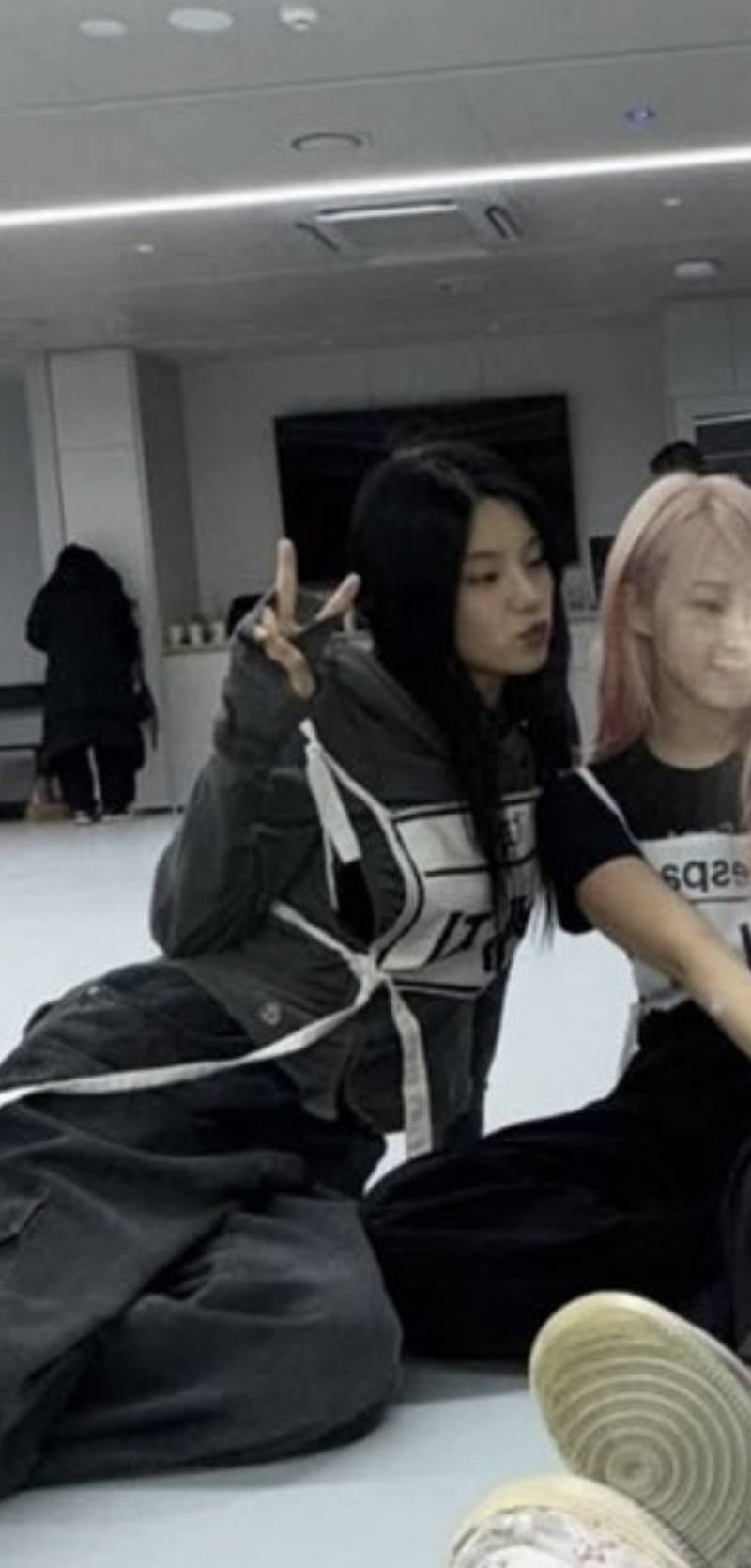 [잡담] 예지 상의 옷 정보 찾아주라 제발 ㅠㅠ | 인스티즈