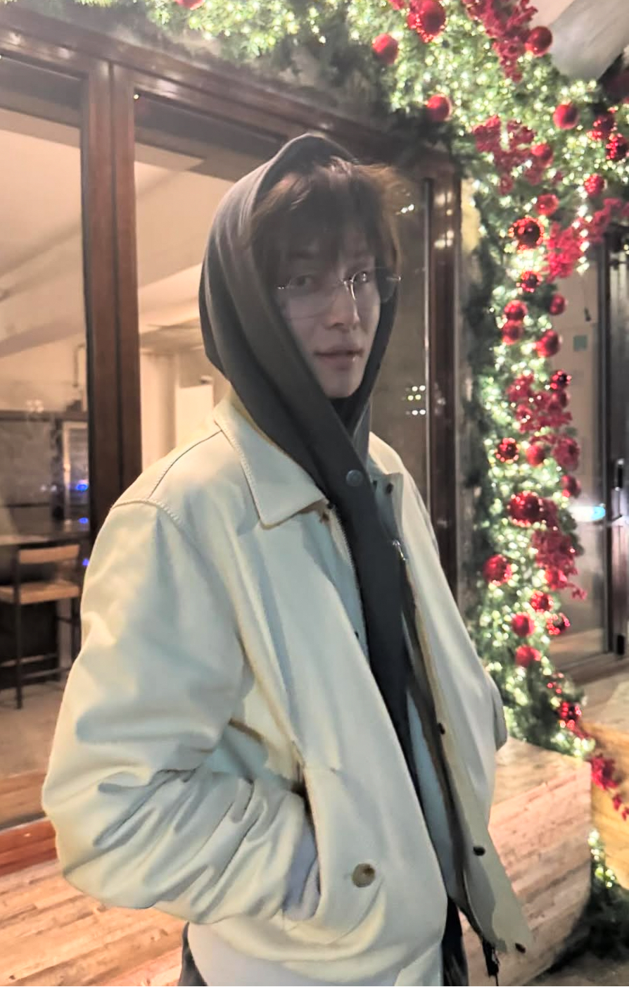 [잡담] 근데 정우 오히려 라식하고 나서 안경 더 자주 쓰는거같음 ㅋㅋ | 인스티즈