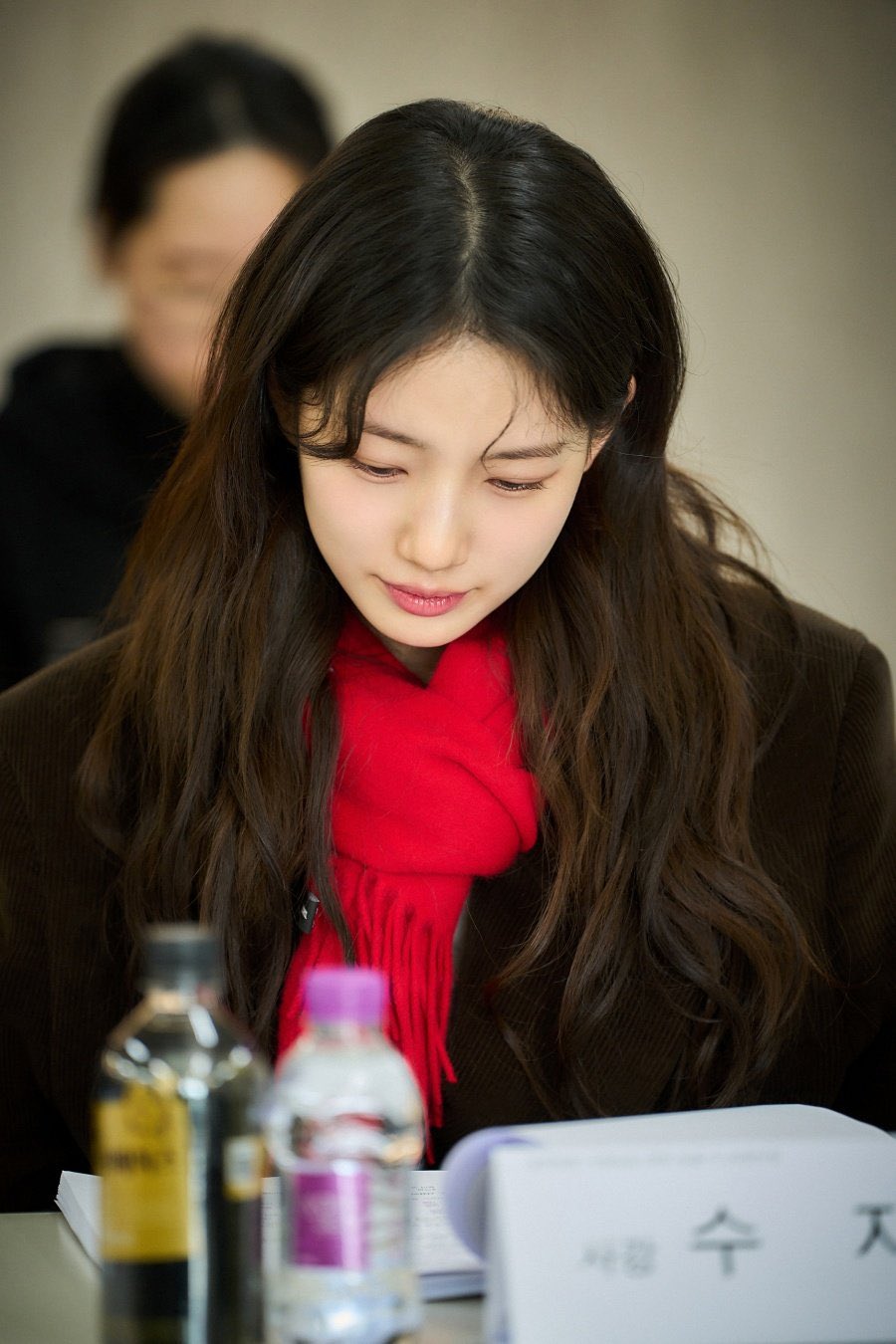 [잡담] 수지 오늘 뜬 머플러 장희령이랑 커플 머플런가ㅋㅋㅋ | 인스티즈