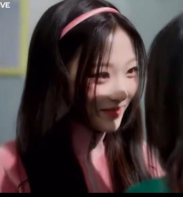 [잡담] 핑크머리띠 과사보니까 교포느낌 나긴하는데 이미지 잘바꿨다 | 인스티즈