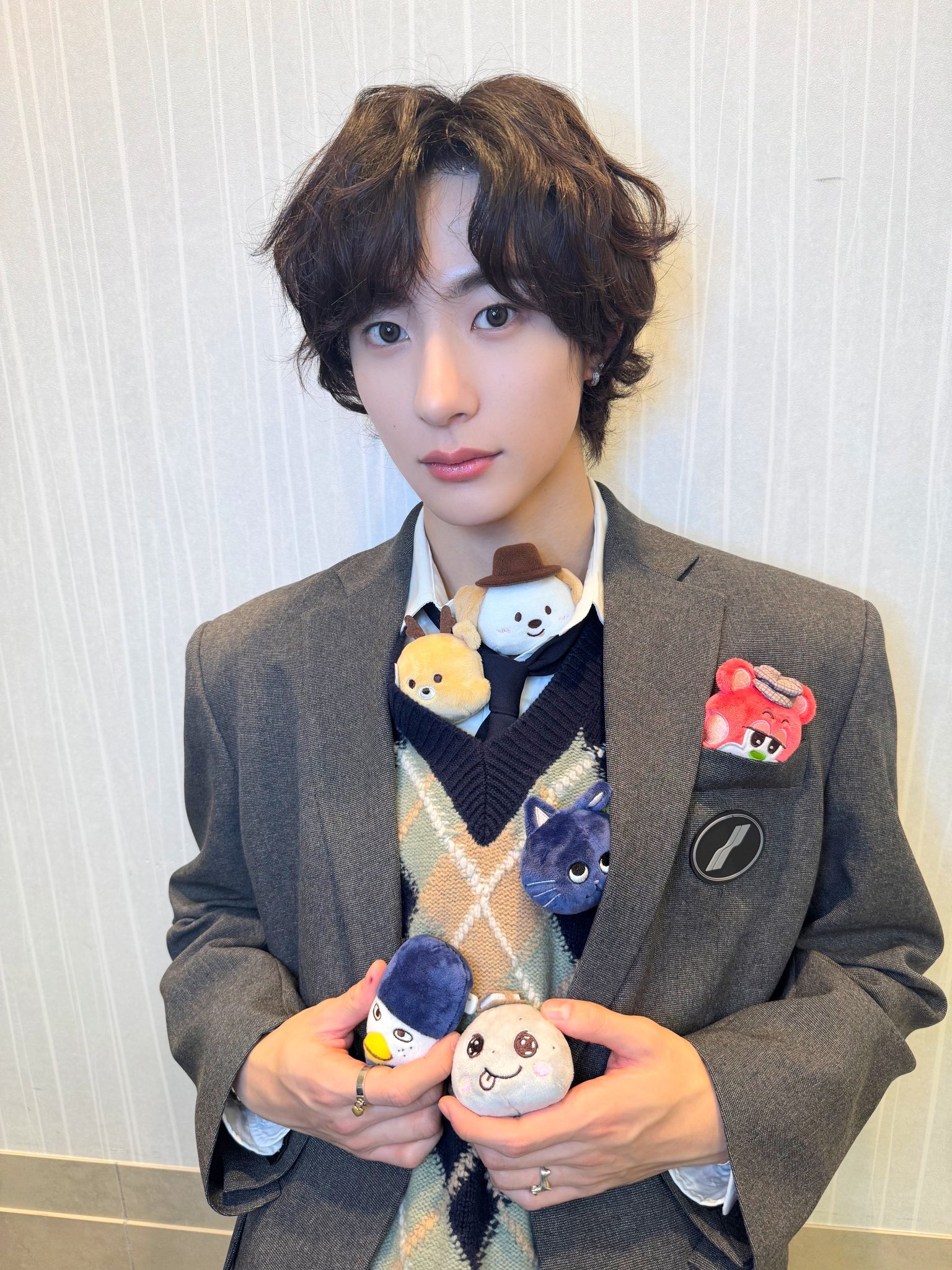 [잡담] 아니근데진짜 앤톤 유니크하지않아?? | 인스티즈