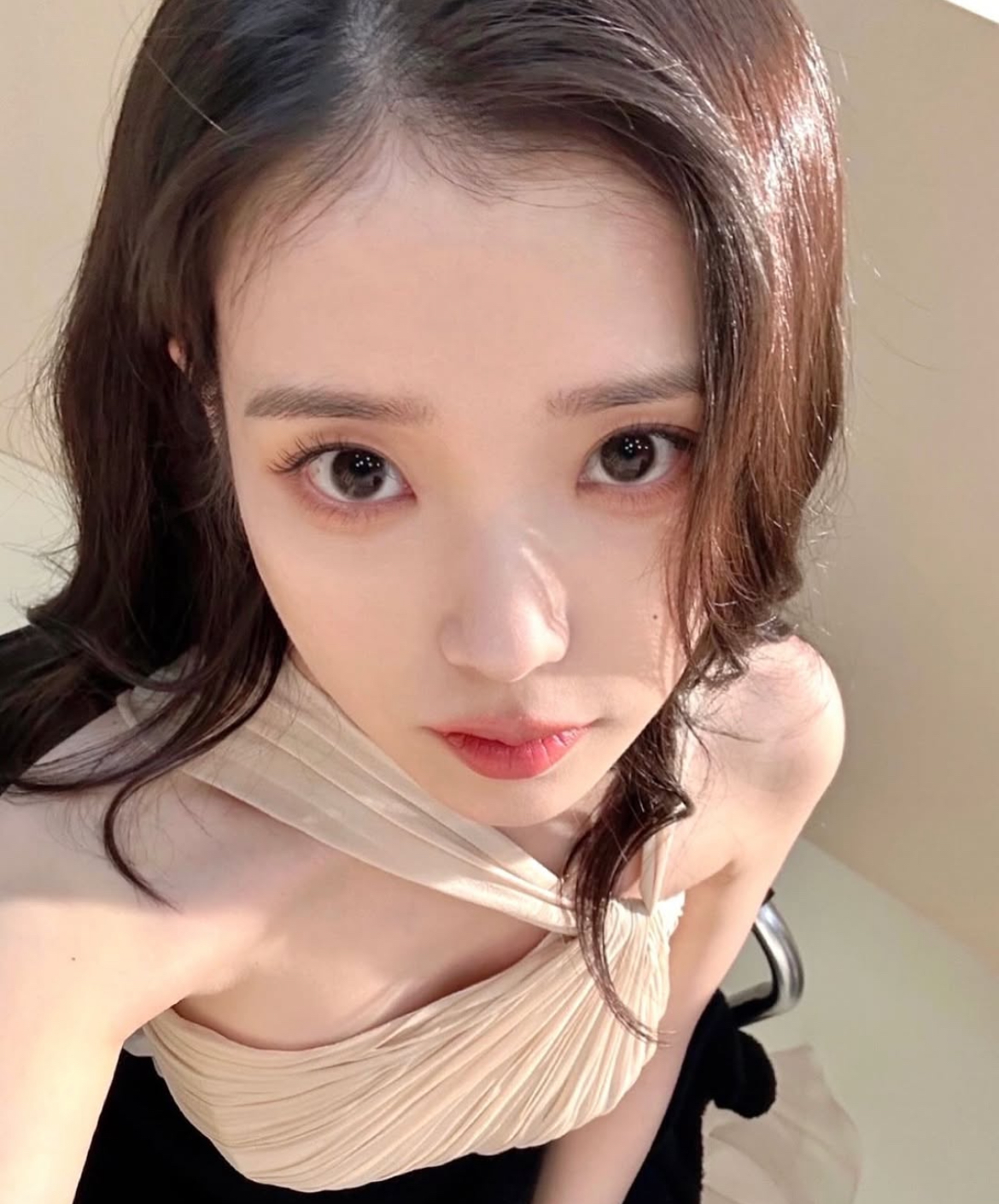 [잡담] 아이유 인스타 이 의상들 다 무슨 촬영들일까? | 인스티즈