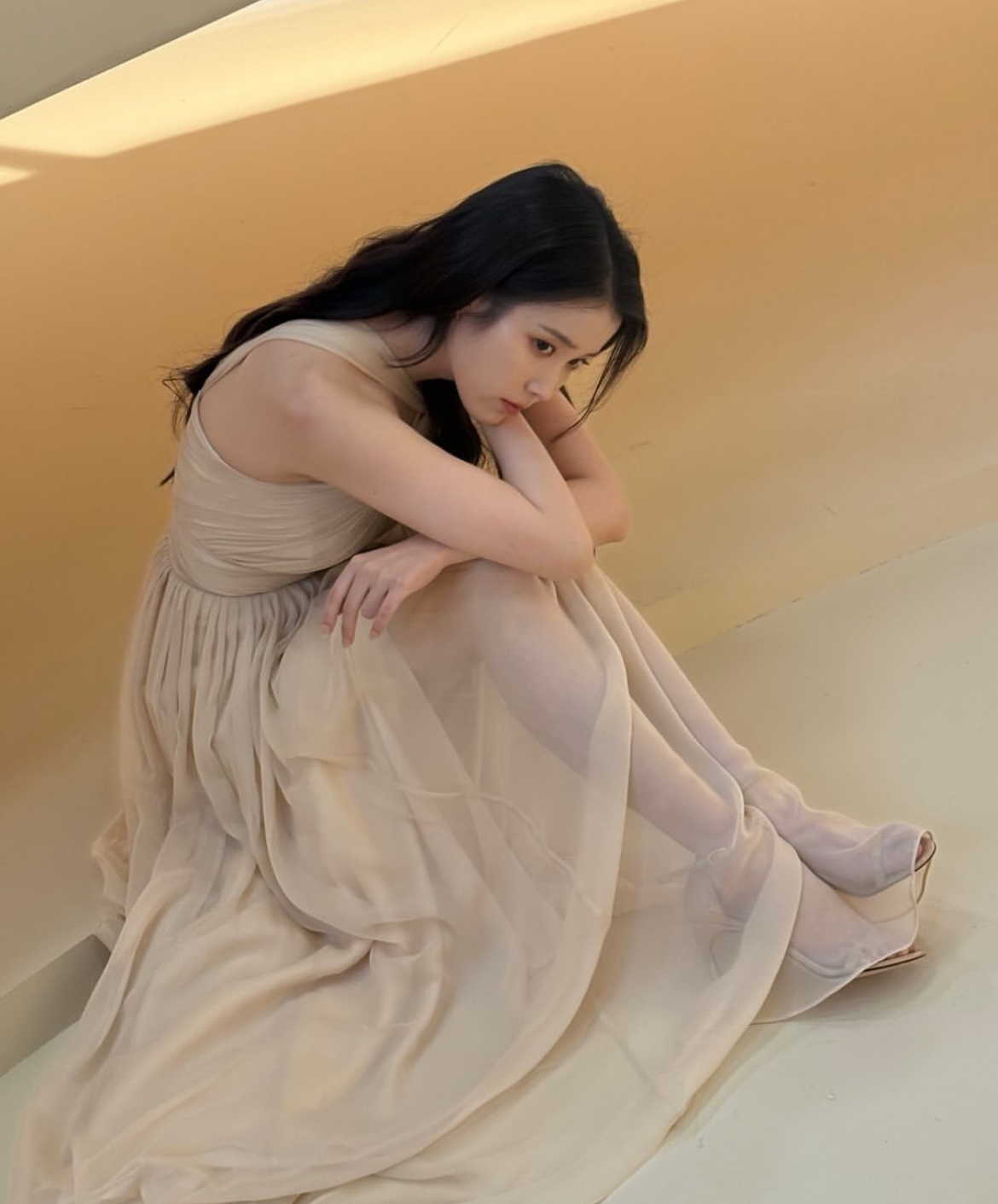 [잡담] 아이유 인스타 이 의상들 다 무슨 촬영들일까? | 인스티즈