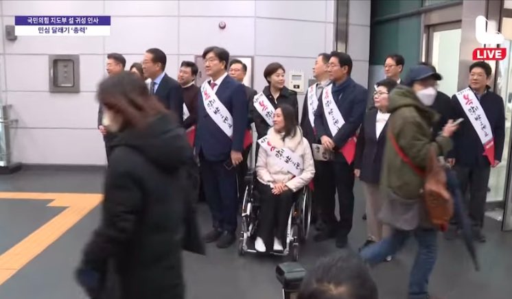 [잡담] 민주당 귀성길 인사 vs 국민의힘 귀성길 인사 | 인스티즈