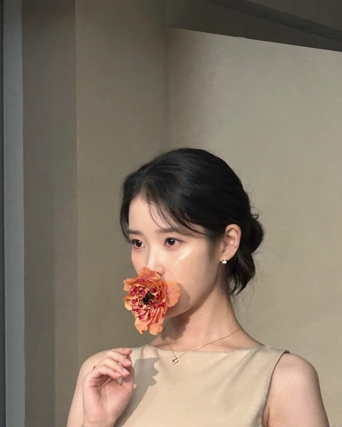 [잡담] 와 아이유 오랜만에 셀카 인스타 사진 왕창 올려줌 | 인스티즈