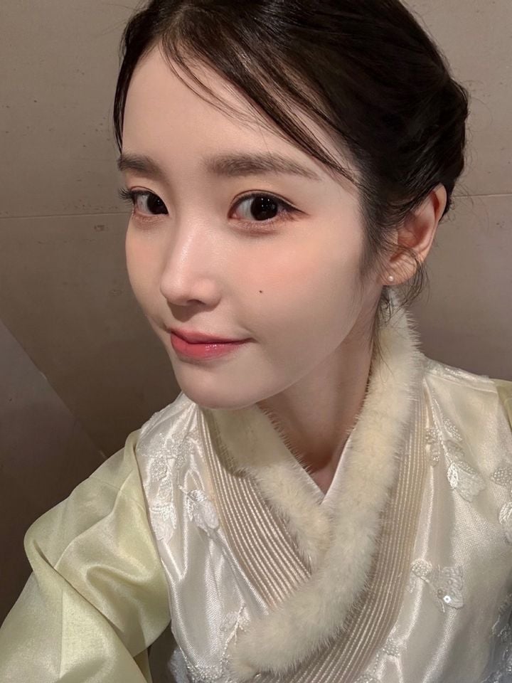 [잡담] 아이유 한복 셀카 떴다 | 인스티즈