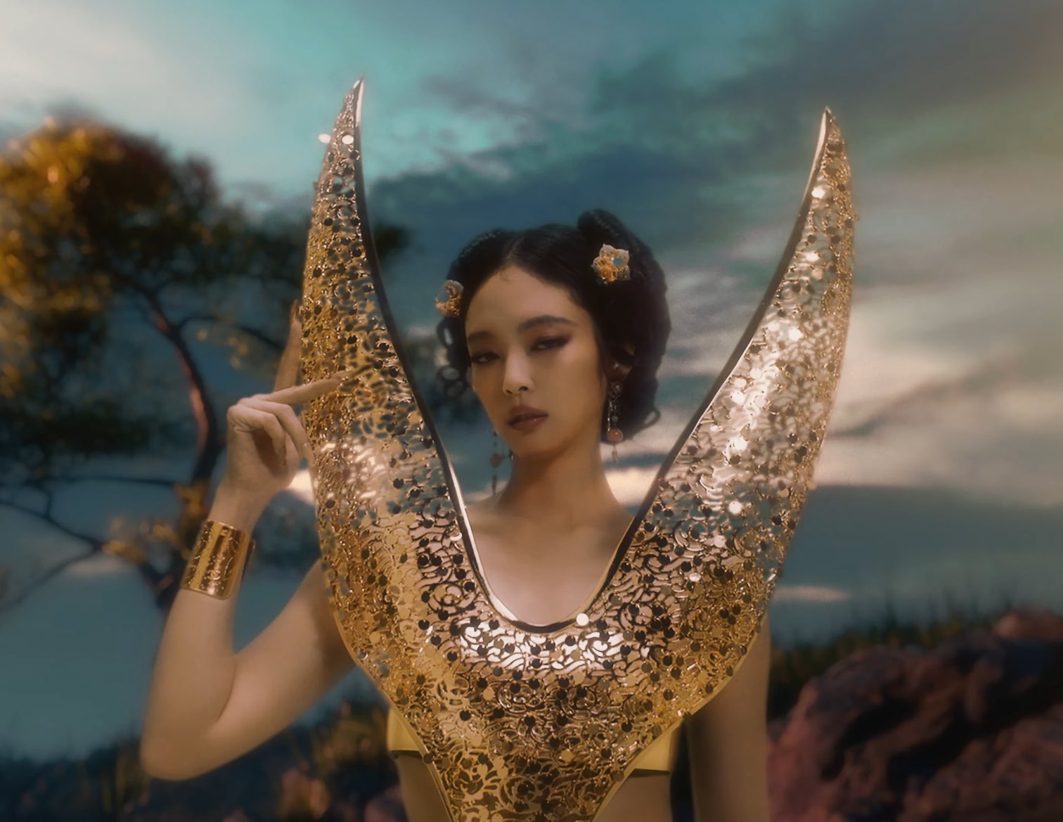 [잡담] 제니 뮤비 의상만 봐도 억소리날듯 | 인스티즈