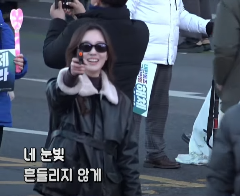 [정보/소식] 오늘 탄찬집회 나온 요원누나 인기 폭발중.jpg | 인스티즈