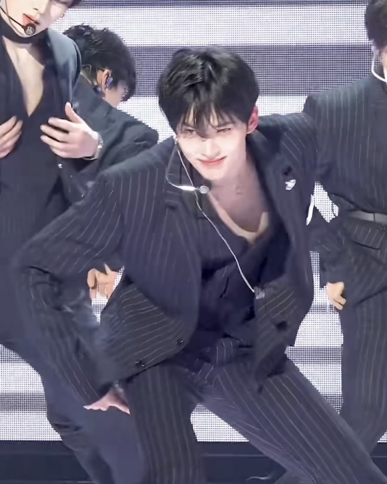 [잡담] 성한빈 슈트 ㄹㅇ좋다 | 인스티즈