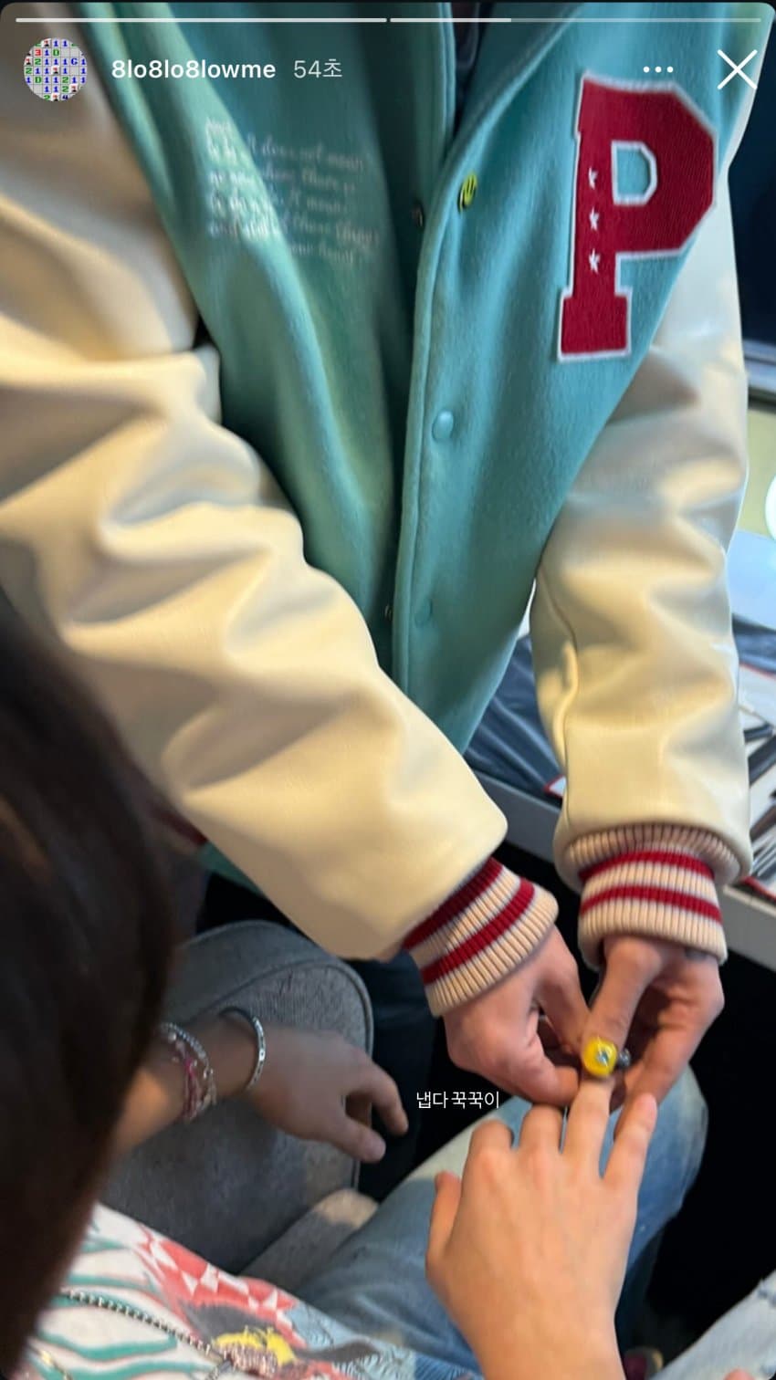 [잡담] 지디 동생 손에 네일붙이는거 개웃김ㅋㅋ | 인스티즈