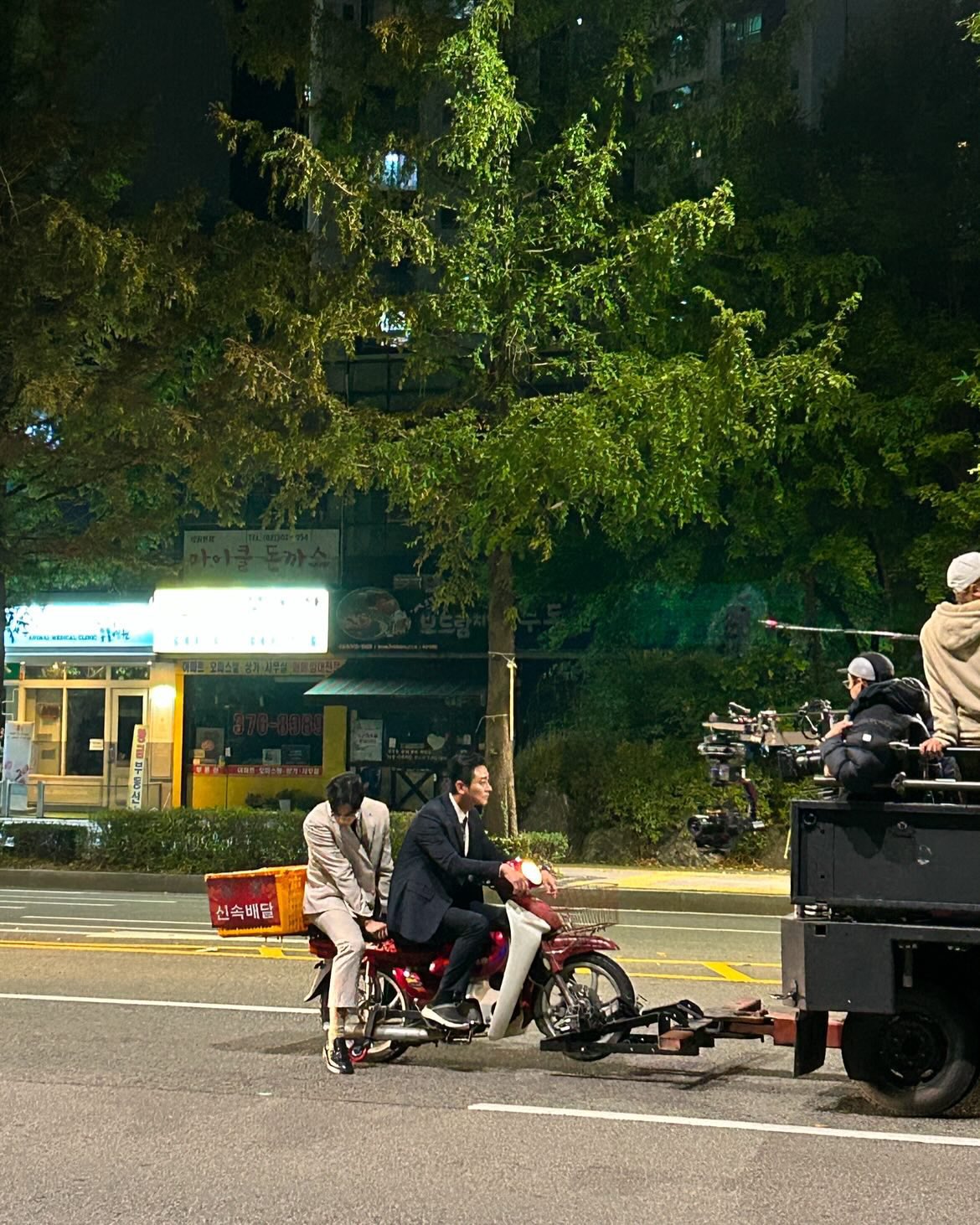 [잡담] 중증외상) 문짝만한 남성 둘이 배달 오토바이 같이 타고 가는 드라마 (주어 주지훈 추영우) | 인스티즈