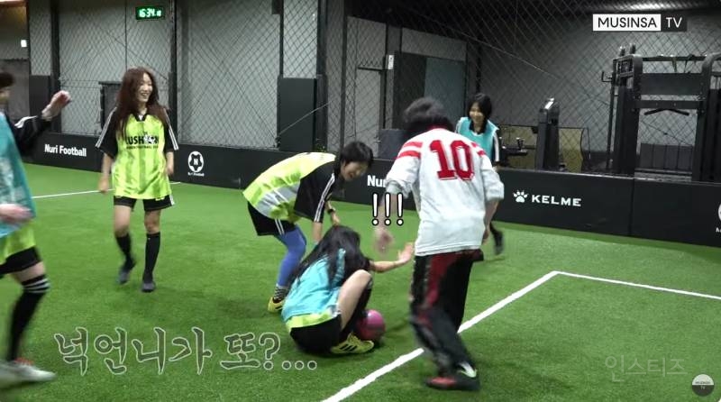 풋살팀에 자연스럽게 스며든 넉언니 | 인스티즈