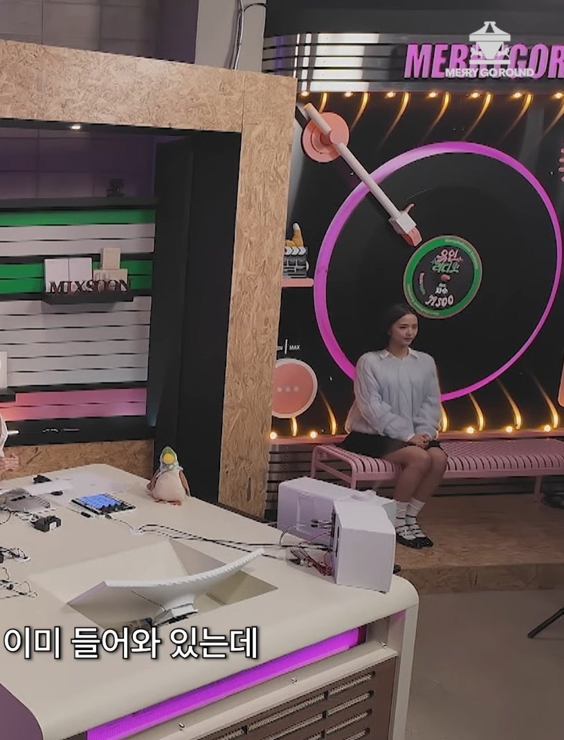 [잡담] 지수 앉은 자세 되게 좋다 | 인스티즈