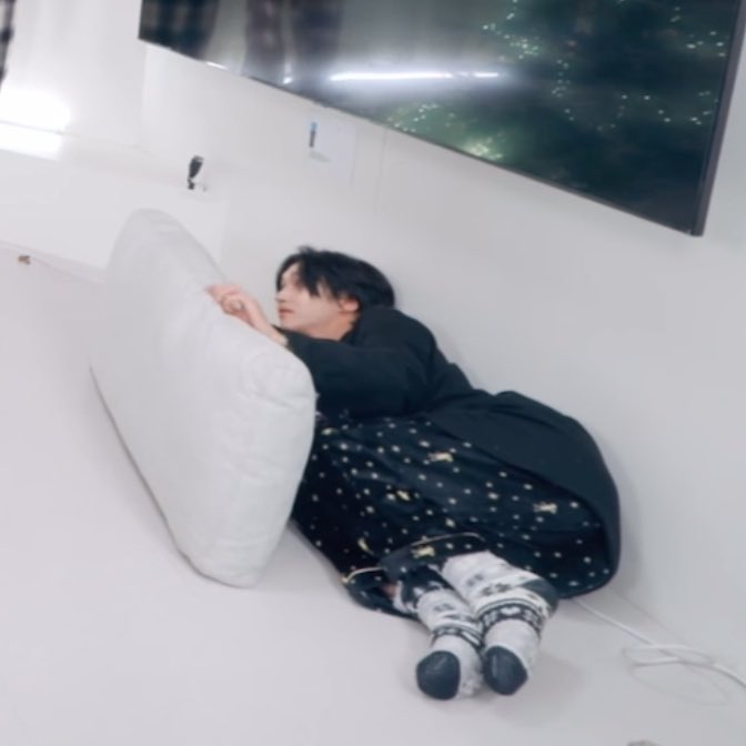[잡담] 원빈은 왜 발까지 귀여운가 | 인스티즈