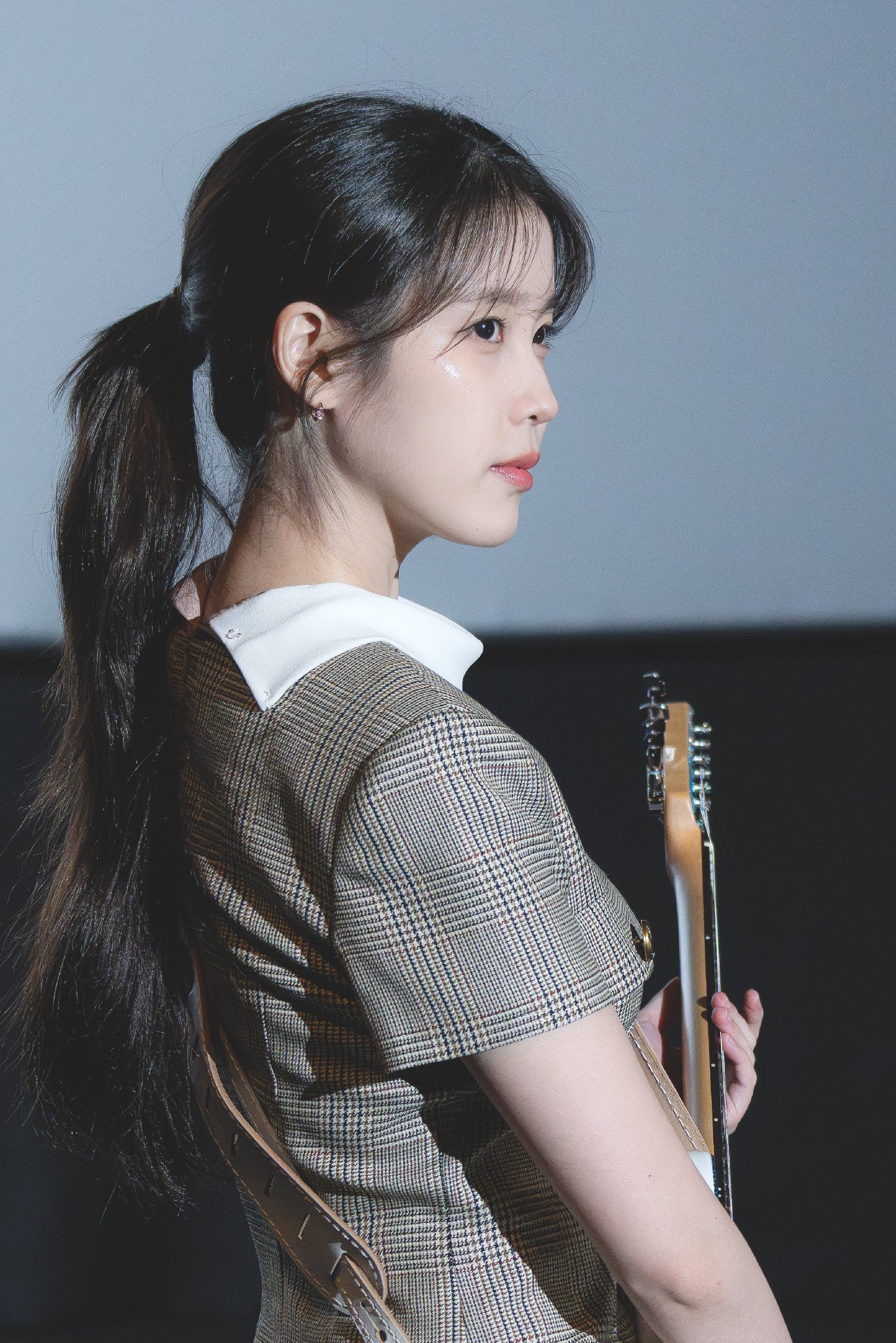 [잡담] 아이유 최근 무대인사 다 셀프포트레이트 옷이었구나 | 인스티즈
