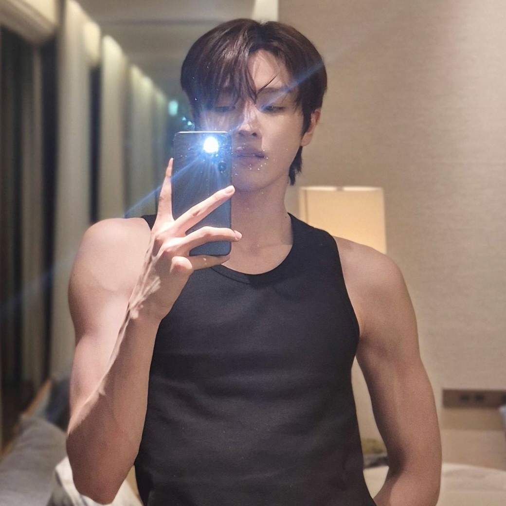 [잡담] 성찬이 뺐다 꼈다하면서 영원히 락밤 케이스를 하고 다니는 거 귀여워 ㅋㅋ | 인스티즈