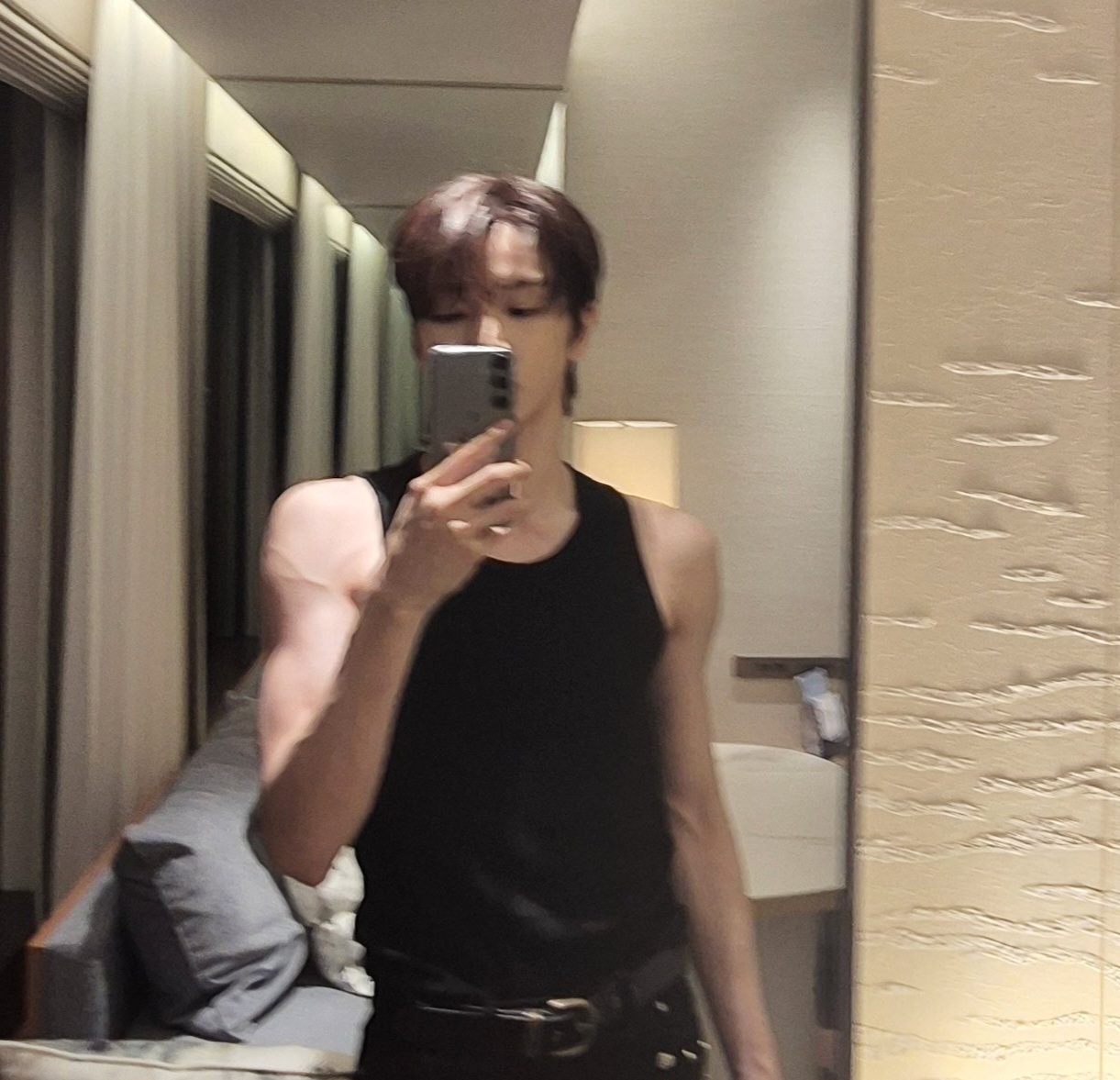 [잡담] 성찬이 뺐다 꼈다하면서 영원히 락밤 케이스를 하고 다니는 거 귀여워 ㅋㅋ | 인스티즈
