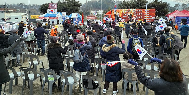 [정보/소식] 2월 15일 오늘자 윤석열 탄핵 반대 집회 인원 (서울구치소, 인천, 부산, 강원, 춘천, 제주..) | 인스티즈
