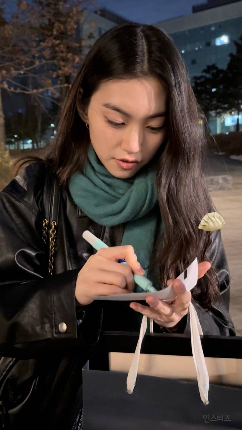 팬 보자마자 눈물 흘리는 여돌 실존.x | 인스티즈