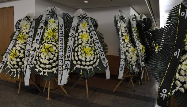 [잡담] 오늘(17일) # 김새론의 빈소가 자리한 서울 송파구풍납동 서울아산병원 장례식장 7호실에는 배우 원빈,한소희, 김보라, 가수 이찬혁이 찾아와 고인의 마지막가는 길을 배웅했다.이날 현장에는 또한 가수 겸배우 아이유, 배우 마동석,FT아일랜드, 배우 공명 등역시 근조 화환으로 추모의뜻을 전했다 | 인스티즈