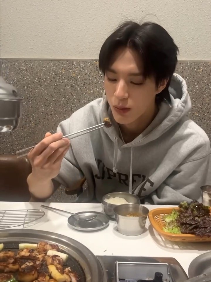 [잡담] 제노 삼성 포시 시구하러 대구 갔다가 막창 먹는거 봤는데.......... 다 태워먹드라.... | 인스티즈