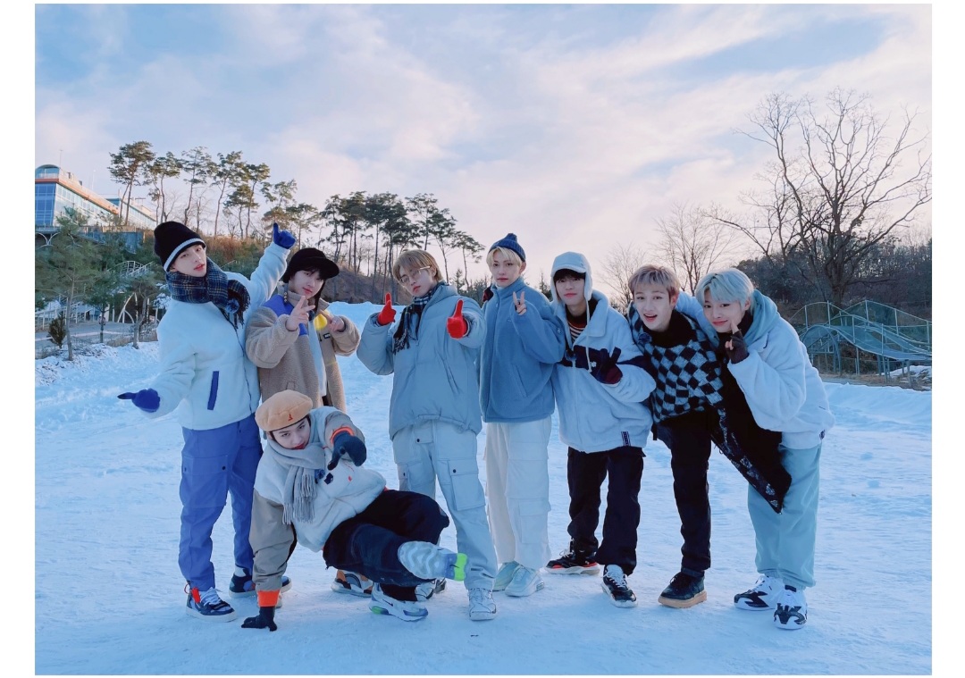 [잡담] 스키즈 첫자컨 촬영지가 눈썰매장이었고 | 인스티즈