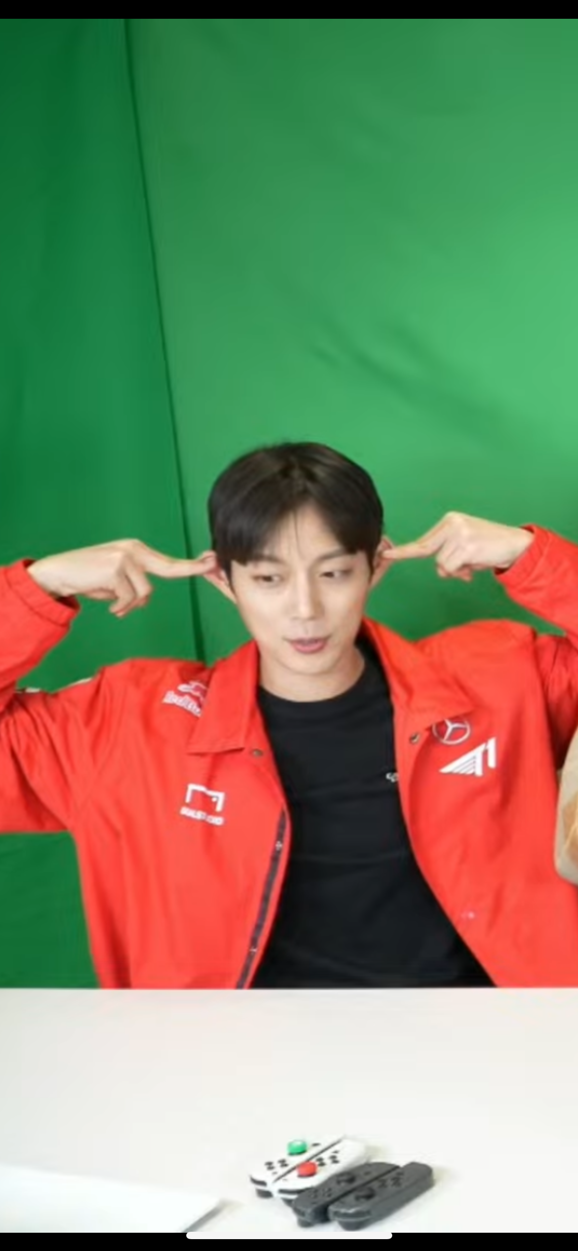 [잡담] 아 윤두준 팬콘에서 줄 폴라 찍는데 포즈 거절 개웃겨 | 인스티즈