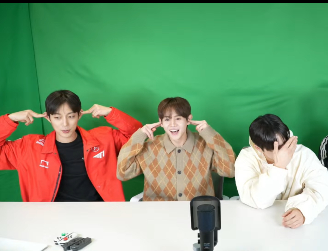 [잡담] 아 윤두준 팬콘에서 줄 폴라 찍는데 포즈 거절 개웃겨 | 인스티즈