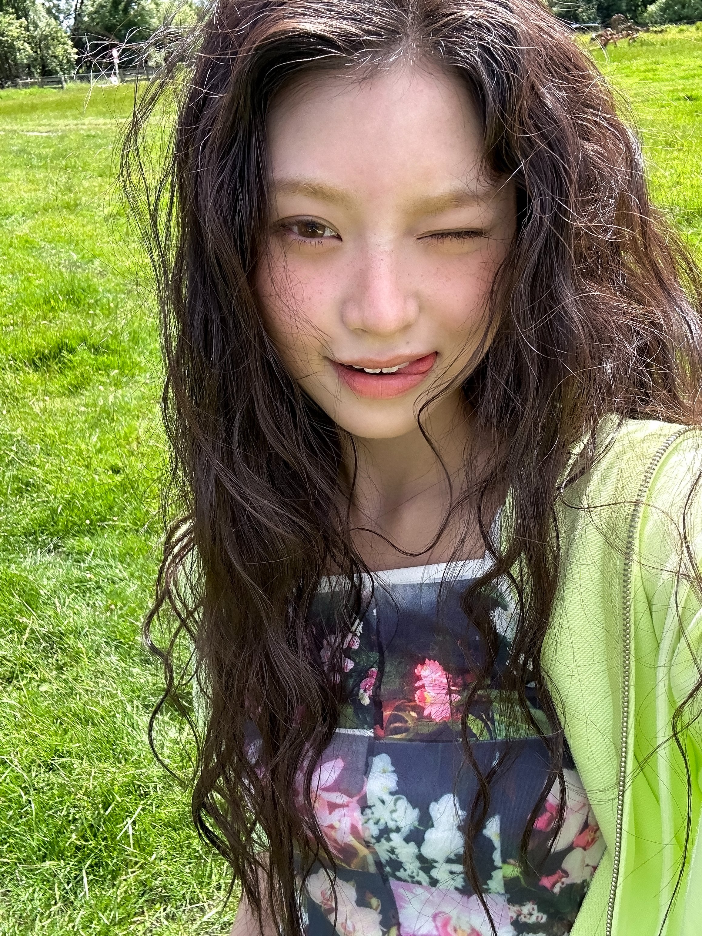 [잡담] 키키 하음이 얼굴 감동 돼서 계속 확대하게 됨 | 인스티즈