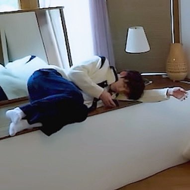 [잡담] 난 최수빈 키 186인 애가 요래 몸 꾸기는 습관 있는 거 | 인스티즈