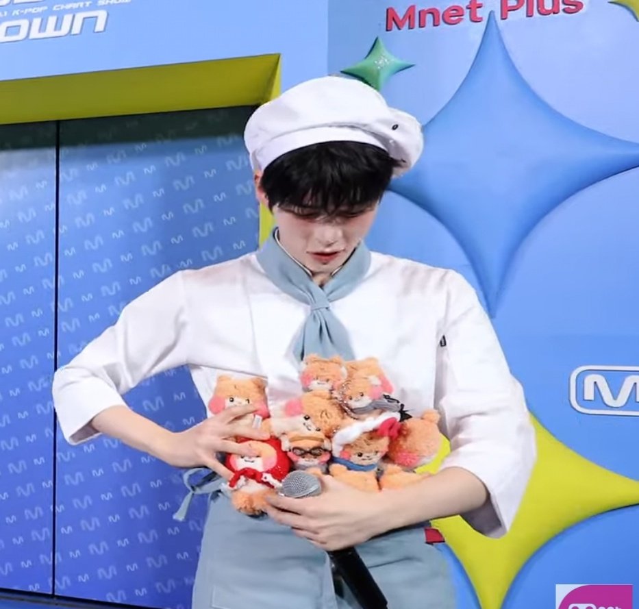 [잡담] 아 성한빈 엠카뜬거 진짜 귀여운것같은데 | 인스티즈