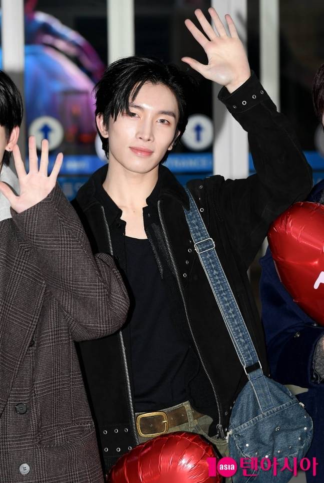 오늘자 태국으로 출국하는 파우(POW) 기사사진.jpg | 인스티즈