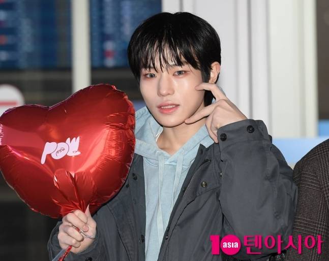 오늘자 태국으로 출국하는 파우(POW) 기사사진.jpg | 인스티즈