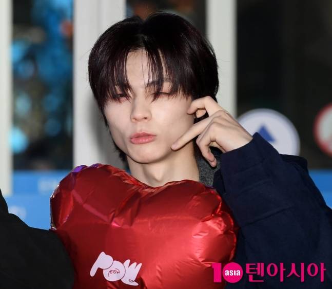 오늘자 태국으로 출국하는 파우(POW) 기사사진.jpg | 인스티즈