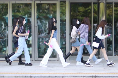 [잡담] 여기 흰바지 입은 사람 하투하 멤버야?? | 인스티즈