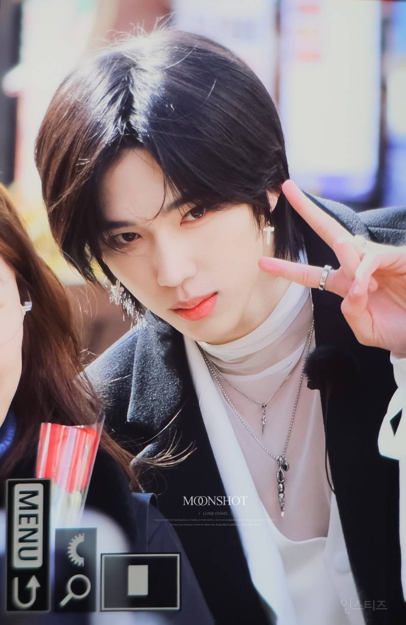 오늘 홍대에서 장미꽃 나눠준 아이돌 | 인스티즈
