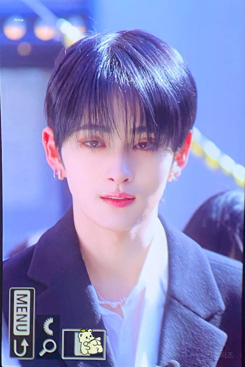 오늘 홍대에서 장미꽃 나눠준 아이돌 | 인스티즈