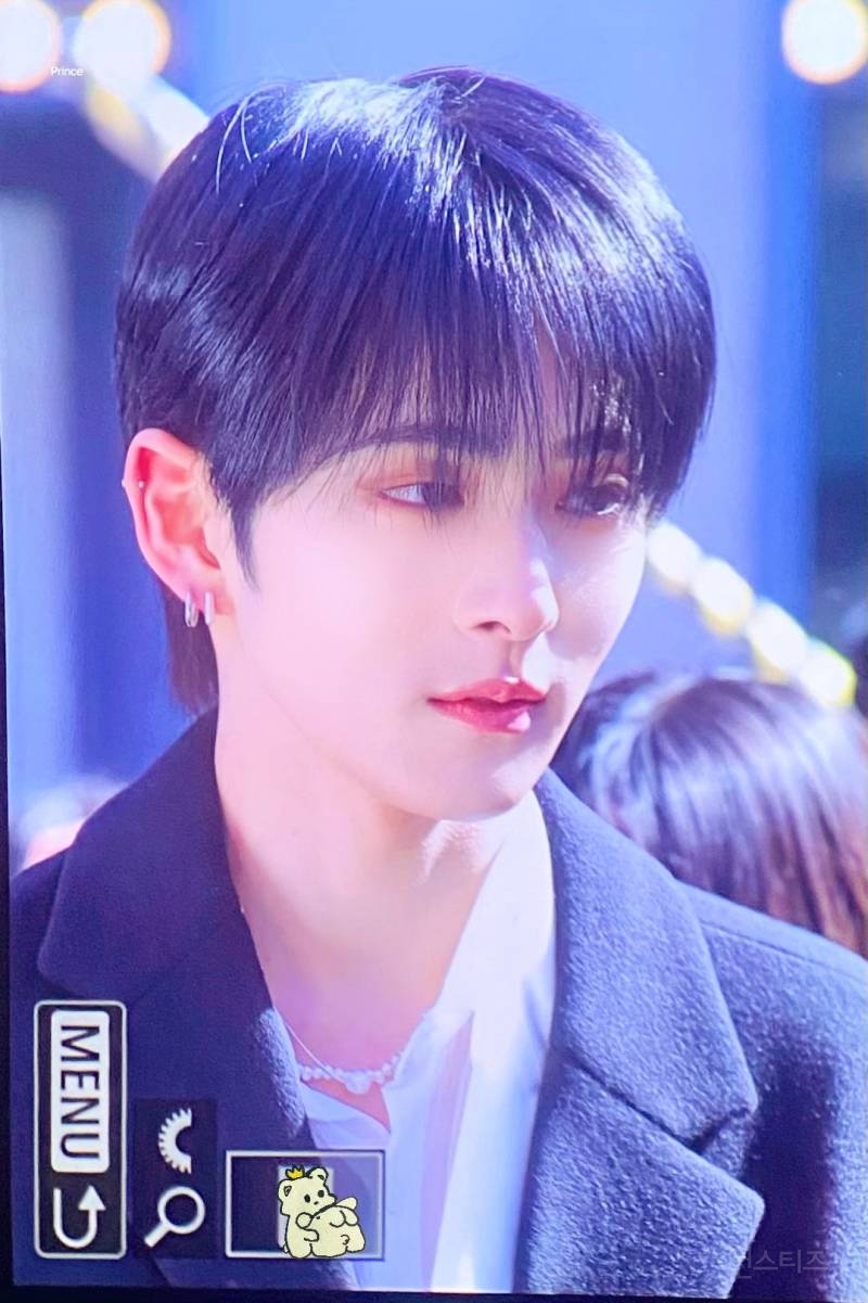 오늘 홍대에서 장미꽃 나눠준 아이돌 | 인스티즈