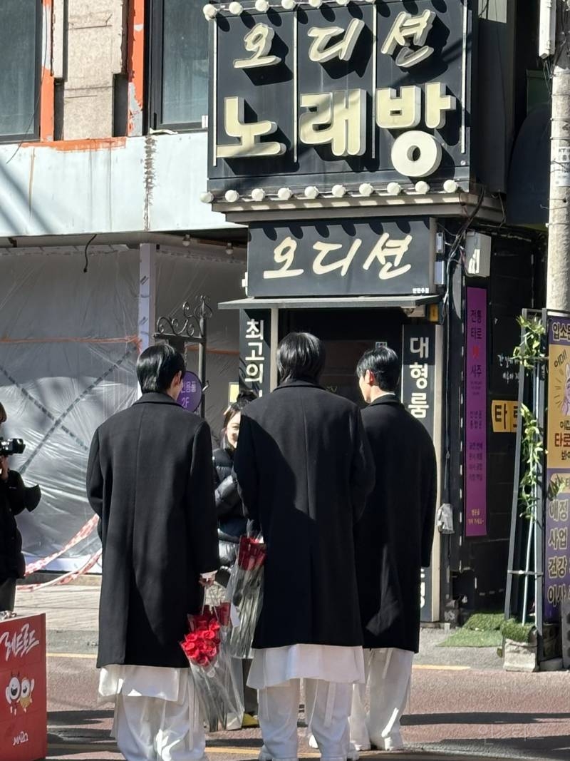 오늘 홍대에서 장미꽃 나눠준 아이돌 | 인스티즈