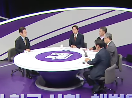 [잡담] 이재명의 면접보기 같다는 현재 진행중인 100분토론 의자배치 | 인스티즈