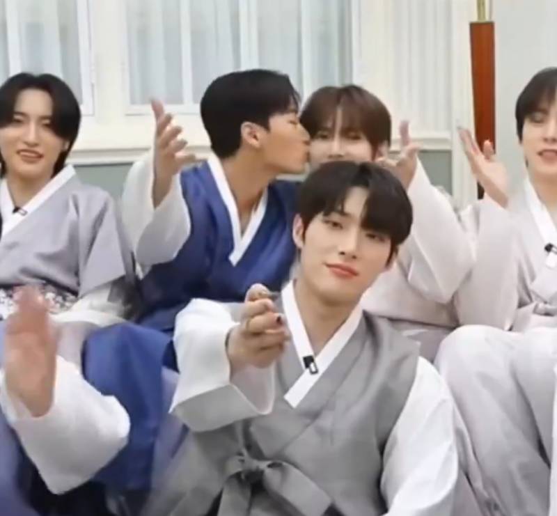 이 그룹은 도대체 뽀뽀를 몇 번이나 하는 거임? | 인스티즈