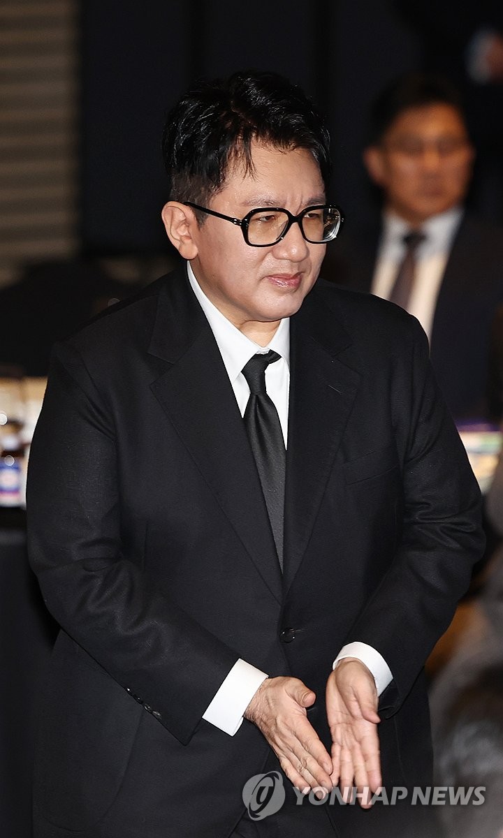 [정보/소식] 입장하는 방시혁 하이브 의장 ㅎㅇㅈㅇ | 인스티즈