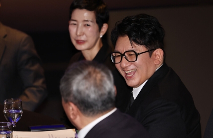 [정보/소식] 홀쭉해진 방시혁, 공식석상 포착...몰라보겠네 '시선집중 | 인스티즈