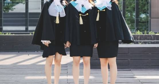 [잡담] 망토 학위복 안에 미니원피스는 안 어울리겠지..? | 인스티즈