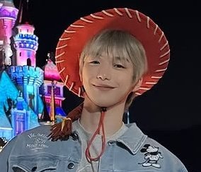 [잡담] 강다니엘 토이스토리 제시 모자 계속 쓰고 다닌거 넘 귀엽 | 인스티즈