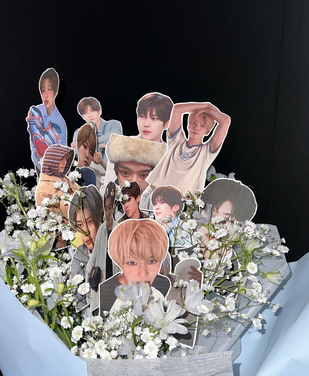 [잡담] 위시 멤버들이 데뷔 1주년 기념 시상식에서 받은 꽃다발 | 인스티즈