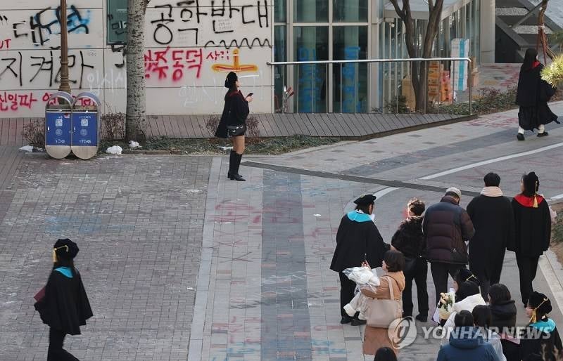 오늘 자 동덕여대 학위수여식 사진들 | 인스티즈