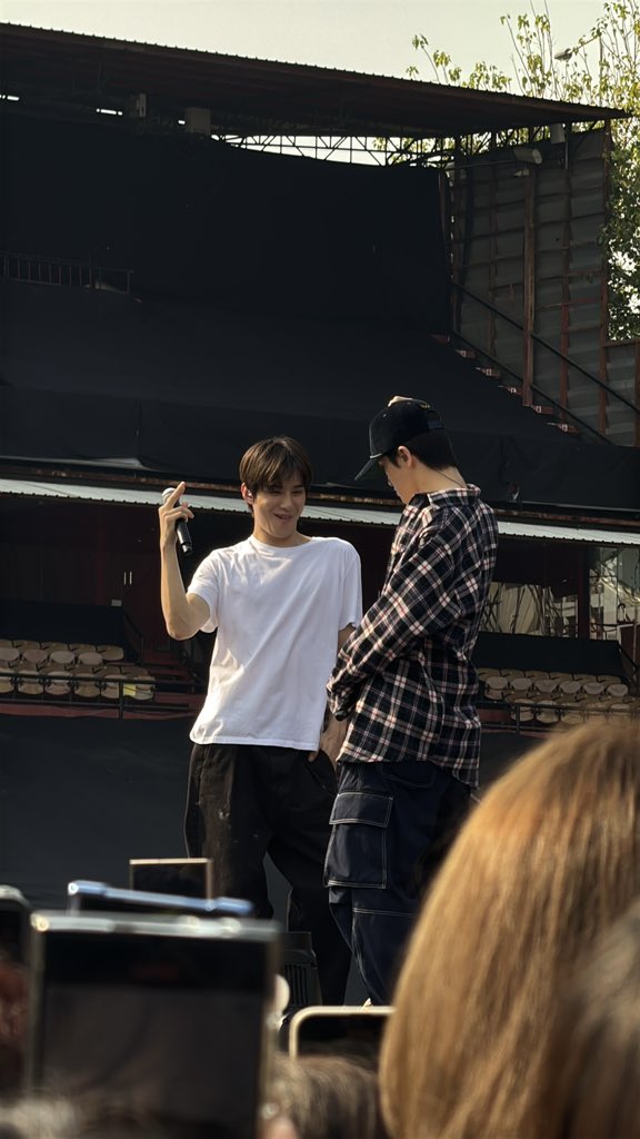 [잡담] 127 오늘자 콘서트 사첵 멤버들 | 인스티즈